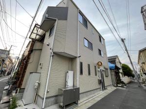 东京QiQi House Serenity 新築一軒家宿 Brand New Exclusive 3-Story House Near Tokyo Skytree Asakusa的街道边的建筑物