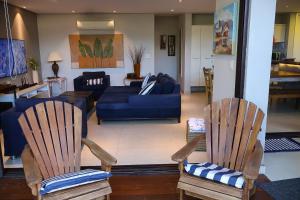 朱奎Condomínio Quinta de Juquehy - Prime Experience的客厅配有两把椅子和一张沙发