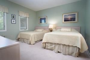 北默特尔海滩Teal Lake 2323的卧室设有两张床铺和蓝色的墙壁