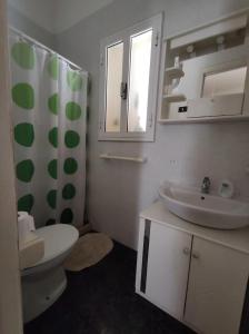 法萨诺3 bedrooms apartement with garden and wifi at Stazione di Fasano 8 km away from the beach的浴室配有水槽、卫生间和浴帘
