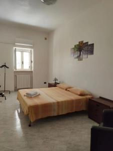 法萨诺3 bedrooms apartement with garden and wifi at Stazione di Fasano 8 km away from the beach的一间白色客房内配有一张大床的卧室