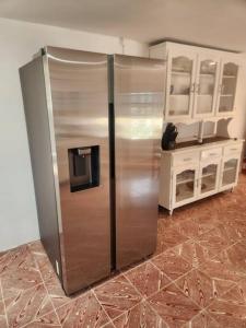 科罗萨尔Casa Seabreeze的厨房里有一个大型不锈钢冰箱