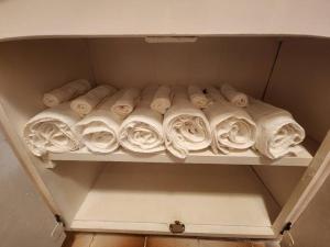 科罗萨尔Casa Seabreeze的架子上装满滚毛巾的抽屉