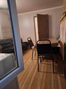 库塔伊西Lux-2-or-1- persons Irodion Edoshvili Street #15的一间带桌椅的房间和一间带床的房间