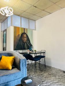 朱巴Home Stays Juba的客厅配有沙发和墙上的绘画