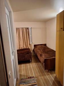 库塔伊西Lux-2-or-1- persons Irodion Edoshvili Street #15的小房间设有两张床和窗户