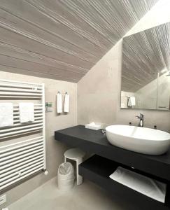 阿斯科纳卡斯特罗西施罗斯罗曼蒂克酒店的浴室设有白色水槽和镜子