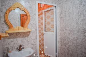 Aït ImiLodge Le Noyer的一间带水槽和镜子的浴室