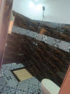 Aït ImiLodge Le Noyer的带淋浴和卫生间的浴室
