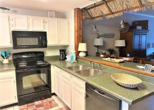 北默特尔海滩Teal Lake 212的厨房配有水槽和炉灶
