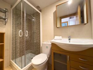 蒙特罗伊Acogedor apartamento cerca de la playa wifi y parking的浴室配有卫生间、盥洗盆和淋浴。