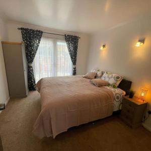 霍尔斯特德Charming 3-Bed Home in Halsted的一间卧室设有一张大床和一个窗户。