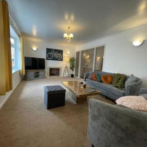 霍尔斯特德Charming 3-Bed Home in Halsted的客厅配有两张沙发和一台电视机