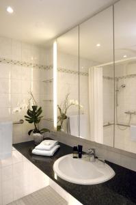 科隆杜姆寄宿公寓式酒店的一间带水槽和镜子的浴室