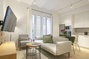 巴塞罗那Ola Living Diagonal Apartments的客厅配有沙发和桌子