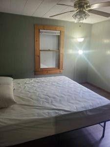 RockSpacious ATV Retreat House的卧室内的一张大床,设有窗户