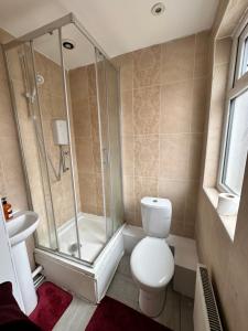 利物浦Quirky Oasis Queens的带淋浴、卫生间和盥洗盆的浴室