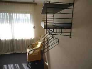 维利希ruhiges Gästezimmer in Messenähe的墙上挂有吊灯的房间