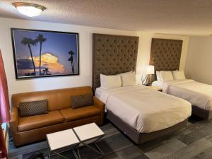 蒙蒂塞洛Abajo Lodge的酒店客房,设有两张床和一张沙发
