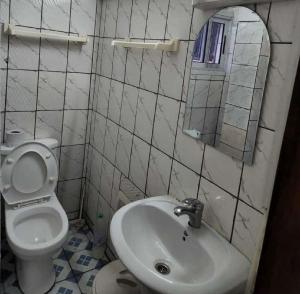 杜阿拉Chambre Meublée à Douala, Bonapriso - Armée del'air的一间带卫生间、水槽和镜子的浴室