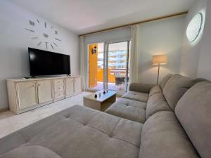 蓬塔普里马Tropical First floor apartment PP25的带沙发和平面电视的客厅