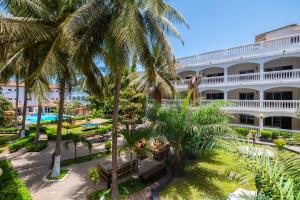 Sere KundaSarges Hotel的棕榈树度假村的空中景致