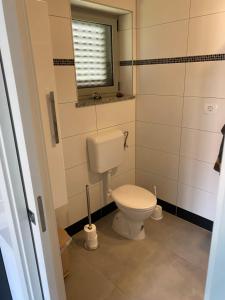 乌马格Apartments Lia-Jolie的一间带卫生间和窗户的小浴室