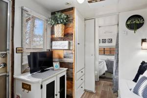 双子瀑布#StayinMyDistrict Twin Falls Backyard Glamper的带电视的客厅和卧室。