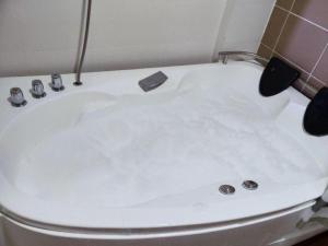 艾尔克如MySuite Studio Apartment Melaka Waterpark Resort的浴室设有白色浴缸。