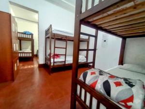 利马Samanai Wasi Hostel的客房设有两张双层床和镜子