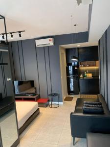 吉隆坡Klcc Suites at Axon By Skypool的带沙发的客厅和厨房