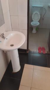 金贾Meral inn Jinja的一间带水槽和卫生间的浴室