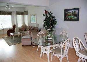 北默特尔海滩Heron Lake 3232的客厅配有玻璃桌和椅子