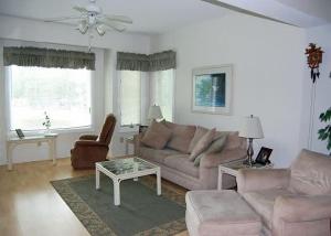 北默特尔海滩Heron Lake 3232的客厅配有沙发和桌子