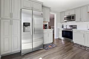 森特尼尔4BR Centennial Charmer Trails Parks DTC的厨房配有白色橱柜和不锈钢冰箱