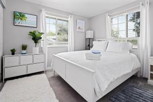 森特尼尔4BR Centennial Charmer Trails Parks DTC的白色卧室设有白色的床和2个窗户