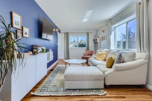 丹佛3BD Family Friendly Walk to Huston Lake的客厅设有白色沙发和蓝色的墙壁。