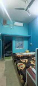 AyodhyaKishori ram guest house 5 minute walking distance from railway station的蓝色的客房设有一张床和天花板