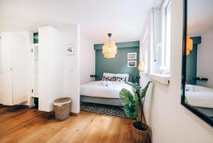卢森堡Belair Bliss - Close to City Centre ID44的一间卧室配有一张床和盆栽植物