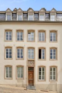 卢森堡Modern Apt in Old Town w Panoramic View ID4的公寓大楼设有棕色的门和窗户。