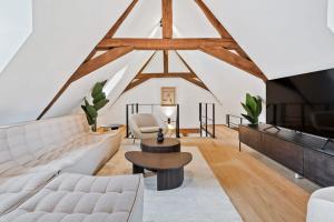 卢森堡Escape to Clausen Stylish Apartment ID212的客厅配有白色的沙发和桌子