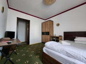 塔什干Heyvah - Guest House in Tashkent的酒店客房配有一张床、一张书桌和一张书桌。