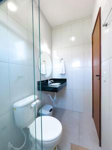 Coroa VermelhaVillage Mariah的白色的浴室设有卫生间和水槽。