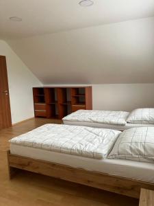 波切尼斯Ubytovanie pri Kúpeľoch的双床间设有2张单人床。