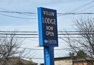威洛比Willow Lodge Willoughby Cleveland的柱子上的蓝白标志