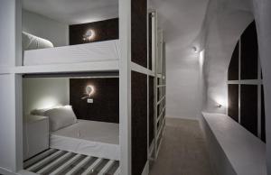 伊亚Hostel 16 Oia的一间小房间,内设两张双层床