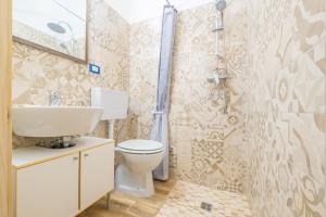 托雷圣乔万尼乌Villetta Othoni - Torre San Giovanni的浴室配有卫生间、盥洗盆和淋浴。