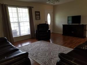 库克维尔Spacious 3BR 2BA 11 mins away from Cummins Falls State Park!!!的带沙发和电视的客厅