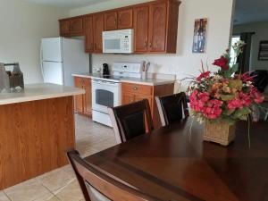 库克维尔Spacious 3BR 2BA 11 mins away from Cummins Falls State Park!!!的厨房配有一张桌子,上面放着花瓶