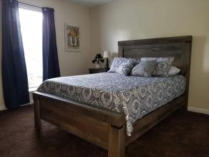 库克维尔Spacious 3BR 2BA 11 mins away from Cummins Falls State Park!!!的卧室配有带枕头的木床和窗户。